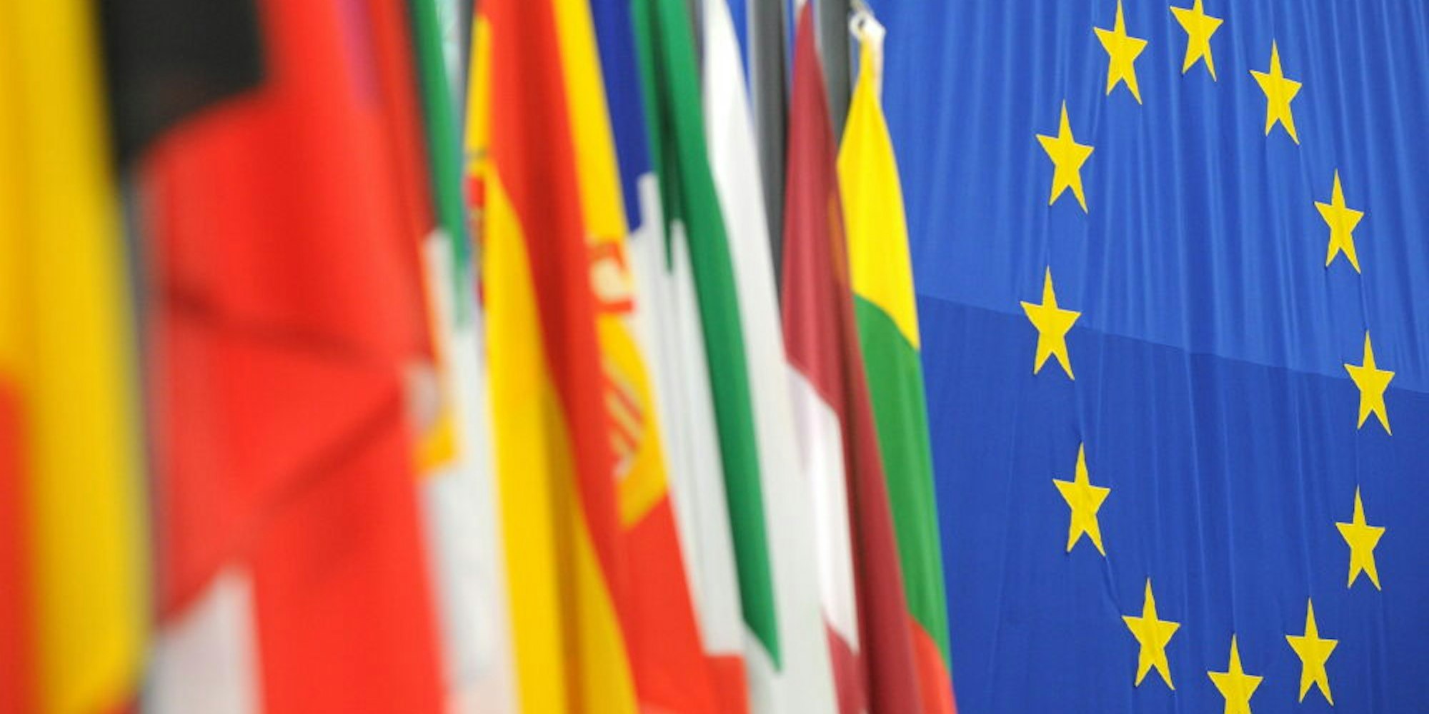 Flaggen der europäischen Mitgliedsstaaten im Europaparlament wehen in Straßburg