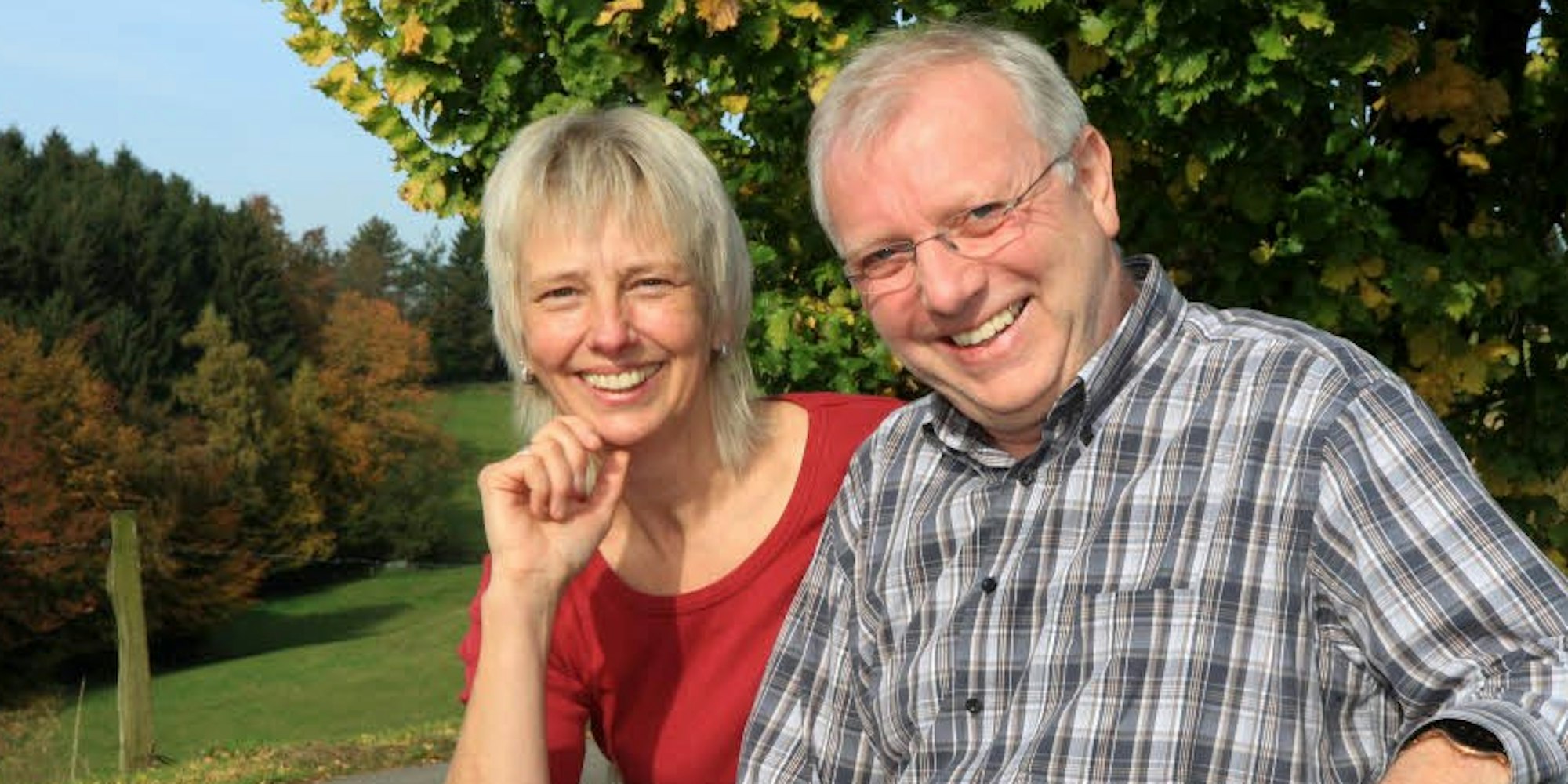 Aus der Neusser Klinik heimgekehrt:  Willibert Pauels mit Ehefrau Irene in der bergischen Herbstsonne. 