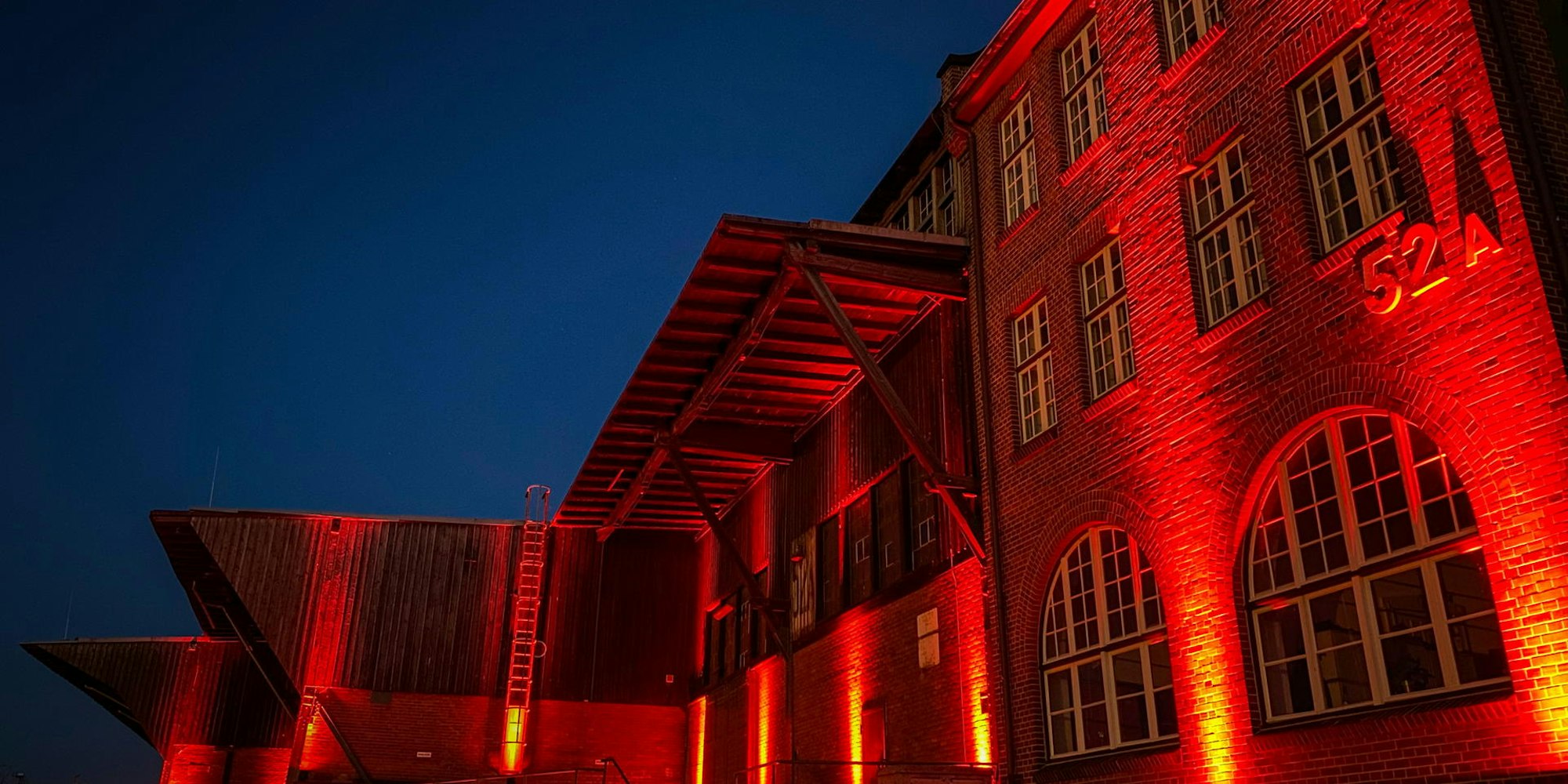 Das Schuppen 52 von Gahrens und Battermann in Hamburg in Rotem Licht. Auch der Firmensitz in Bergisch Gladbach war in rotes Licht getaucht.