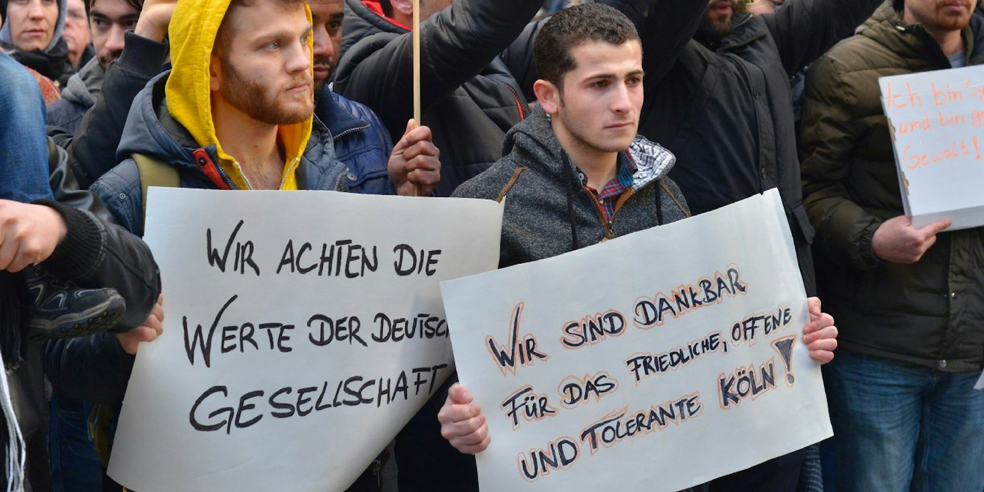 Nach den Silvester-Übergriffen demonstrieren Syrer in Köln gegen Sexismus und Rassismus.
