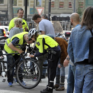 Kontrolle am Chlodwigplatz: Regelmäßig überprüfen Polizeibeamte Radfahrer