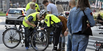 Kontrolle am Chlodwigplatz: Regelmäßig überprüfen Polizeibeamte Radfahrer