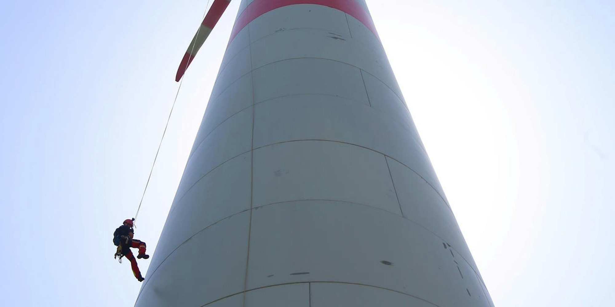 Mit den Füßen stoßen sich die Höhenretter bei der Übung im Windpark Patersweiher von der Anlage ab.