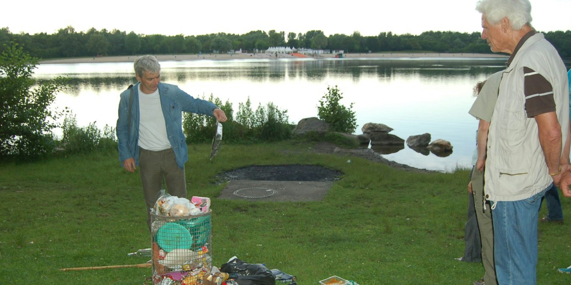 Auf Initiative des Naturparks Rheinland starteten Vertreter der zuständigen Behörden und der Anlieger am See am Donnerstagabend einen Kontrollgang am Otto-Maigler-See, um gegen illegale Feuerstellen vorzugehen.
