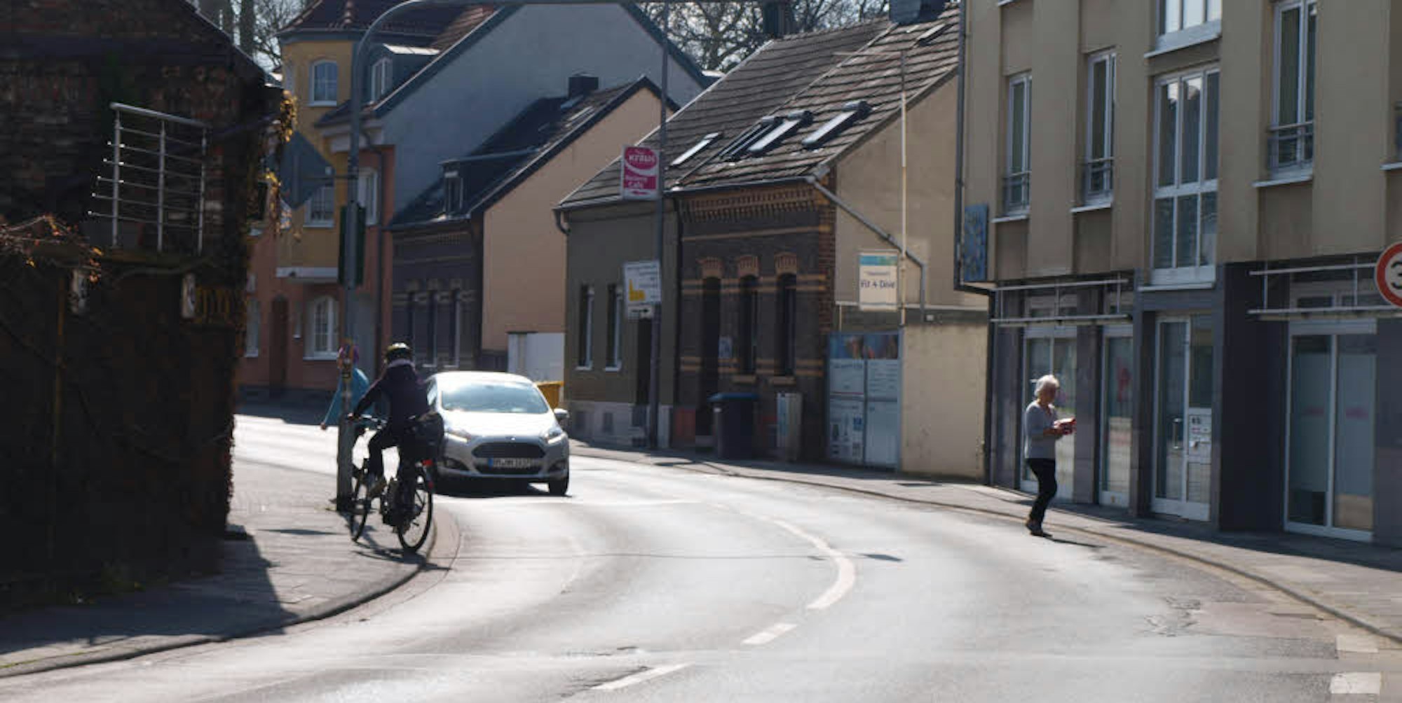 Auf der Brauweiler Straße weichen Radfahrer vor Autos auf den Bordstein aus.