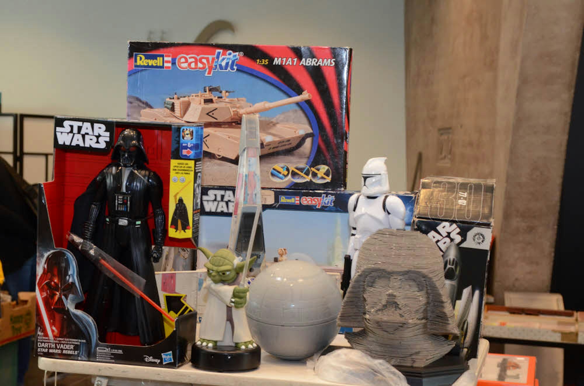 Vereinzelt sind auch Star Wars Sammelobjekte zu sehen.