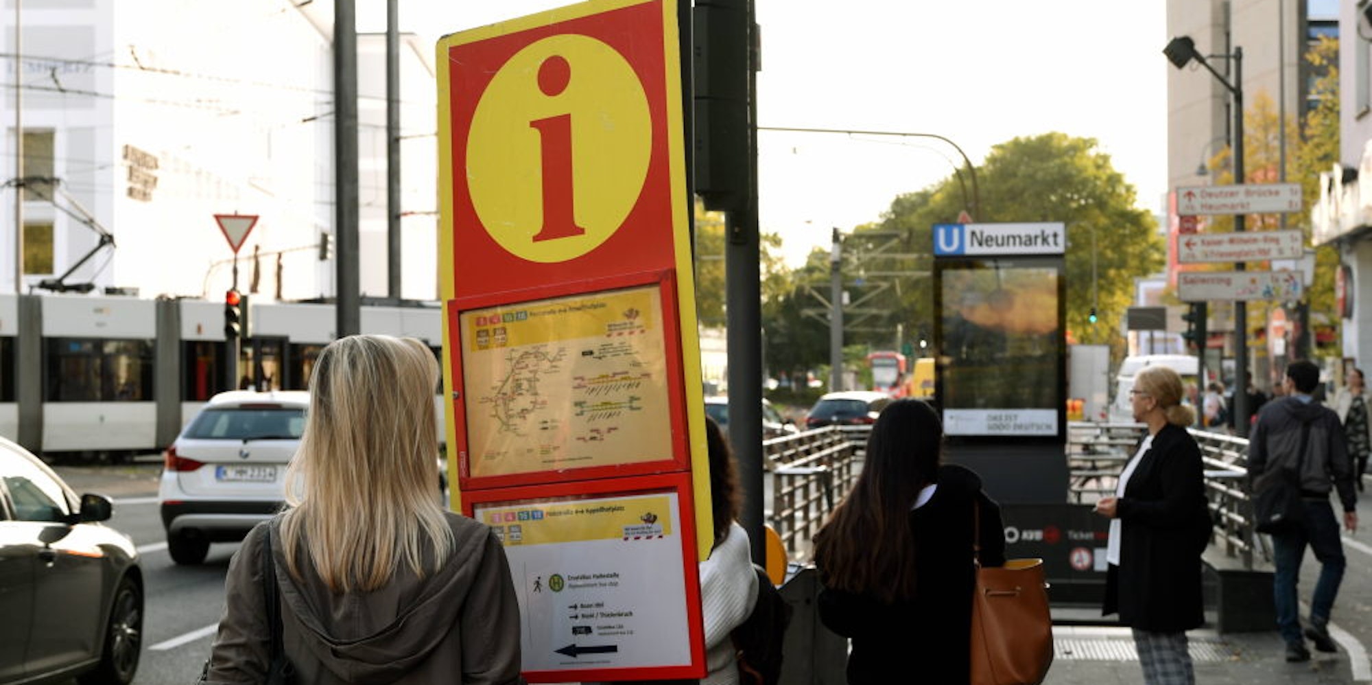 Eine KVB-Kundin informiert sich an einer Hinweistafel am Neumarkt. Unterirdisch hält dort seit Sonntag kein Zug.