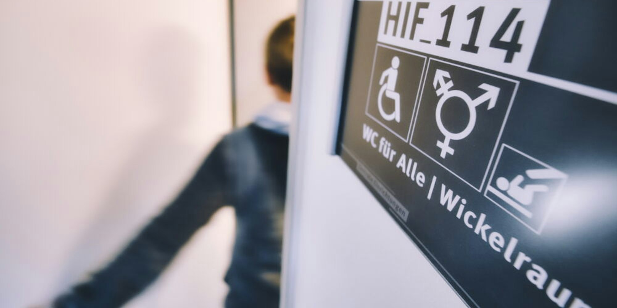 Das Transgenderzeichen steht auf einem Schild vor einem „WC für Alle“ an einer Hochschule. 