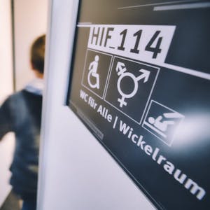 Das Transgenderzeichen steht auf einem Schild vor einem „WC für Alle“ an einer Hochschule. 