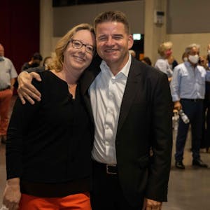 Strahlender Sieger: In Meckenheim freute sich Holger Jung mit seiner Frau über den klaren Ausgang der Wahl.