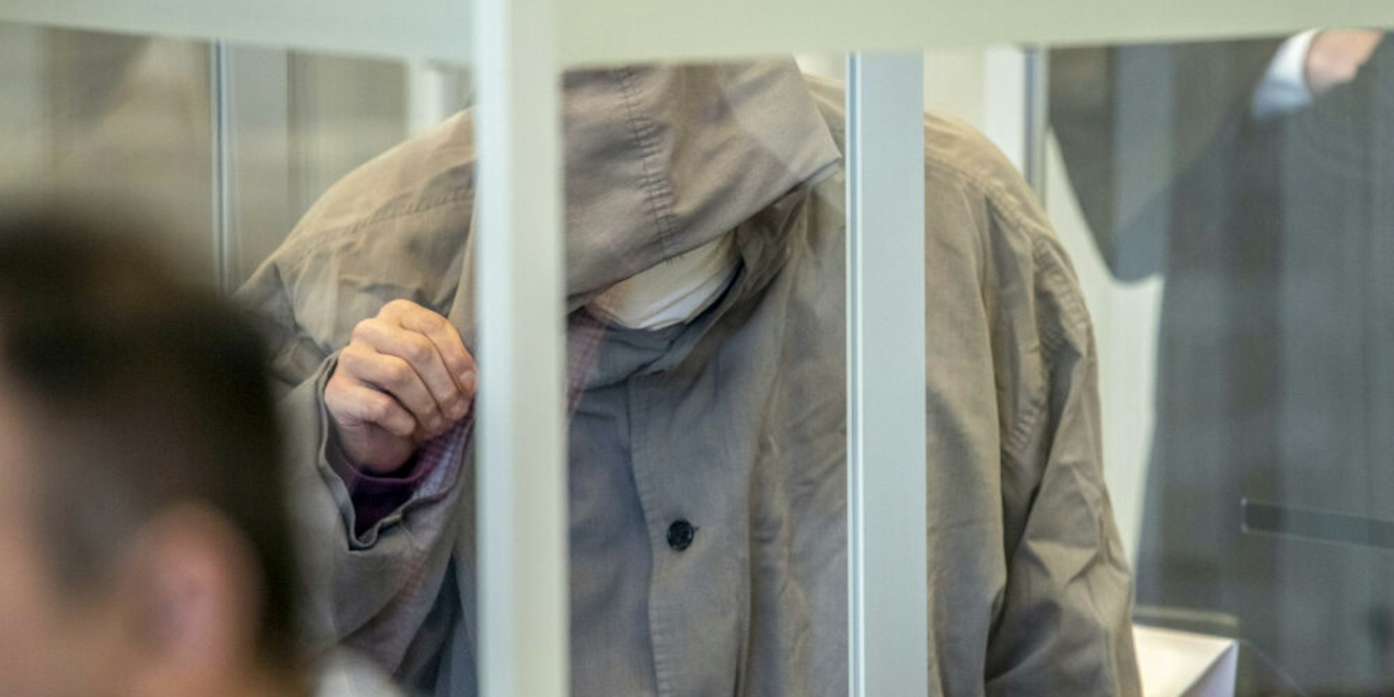 Der syrische Angeklagte Eyad A. verbirgt im Gerichtssaal des Koblenzer Oberlandesgerichts sein Gesicht unter einer Kapuze.
