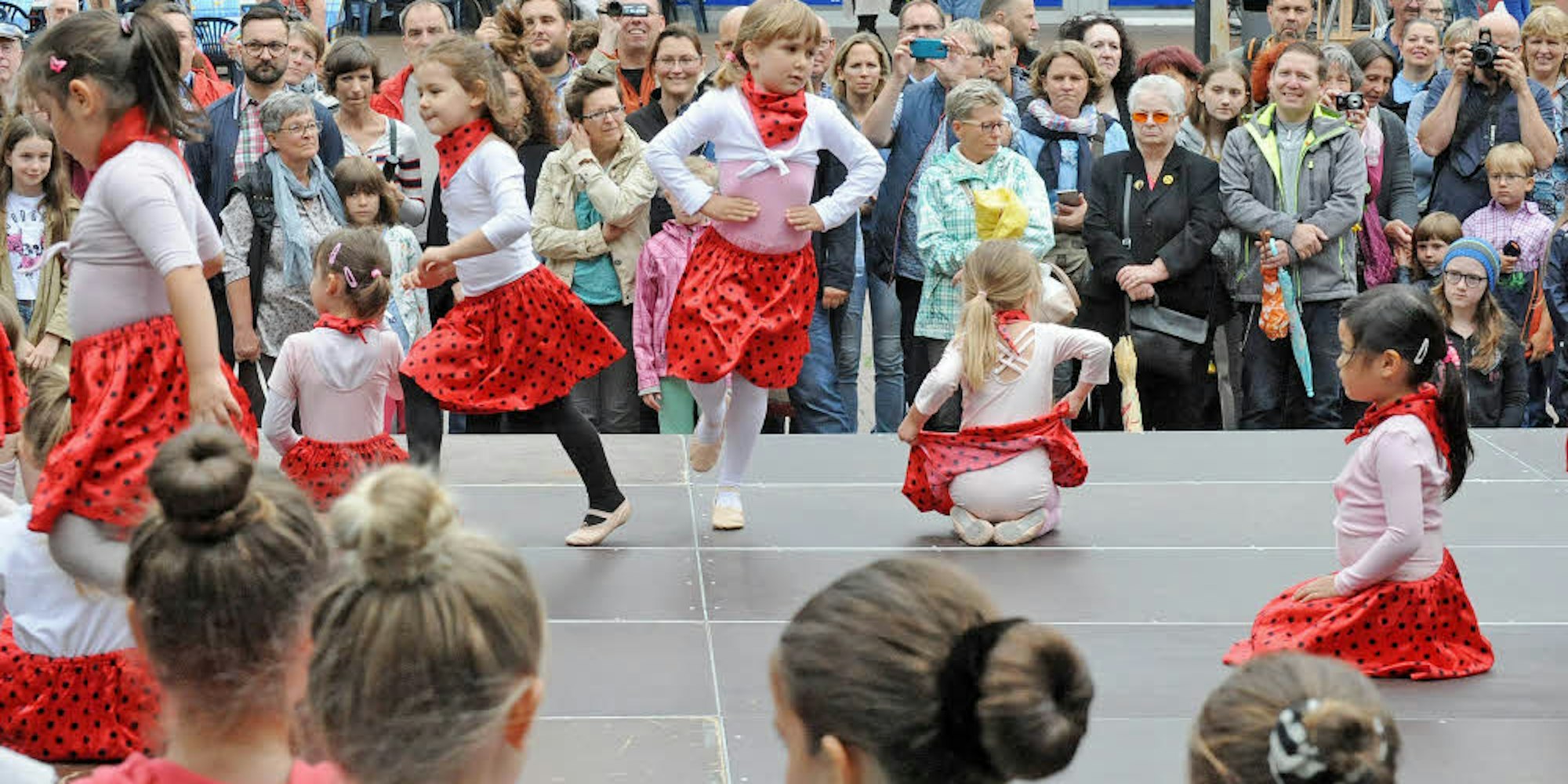 Trixi Schüttlers Tanzelevinnen setzten bei der Kunst- und Klangmeile Maßstäbe.