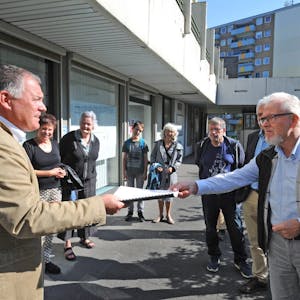 Gerhard Raeder (r.) und seine Mitstreiter vom Quartierstreff bei der Übergabe der Unterschriften an den Bürgermeister.