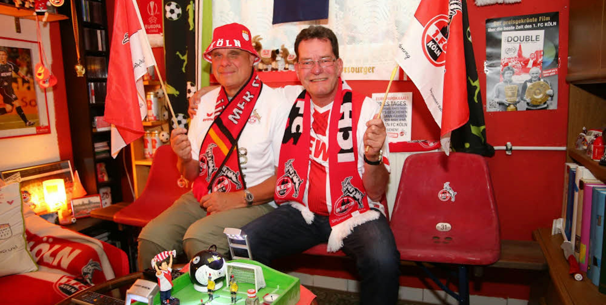 Im rot-weißen FC-Zimmer fühlen sich Detlef Noethen (r.) und Andreas Glatzel wohl.