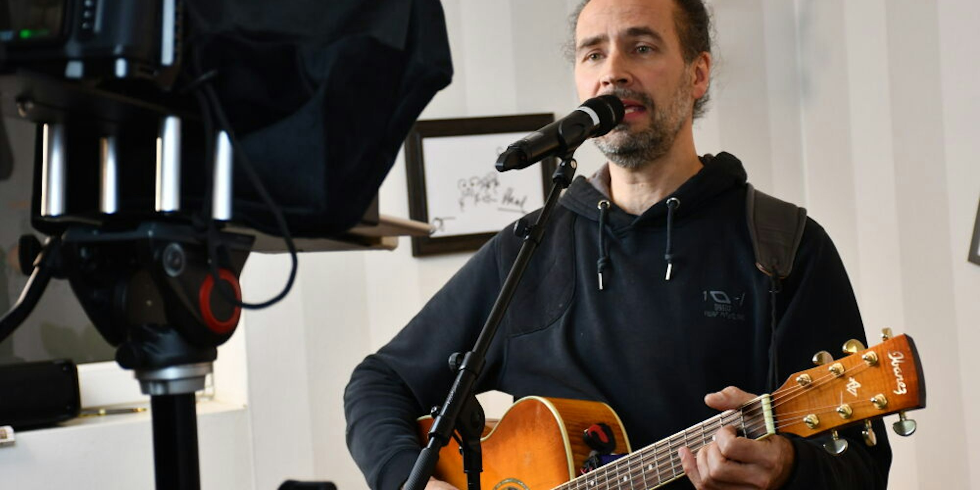 Gastgeber Eddi Hüneke stimmte in seinem Keller-Studio Weihnachtslieder zur Gitarre an.