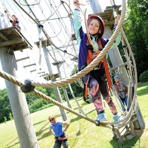 Mutig in den Seilen des wieder geöffneten Klettergarten Birkenberg: Fenja Genna Gude, 7 Jahre alt.