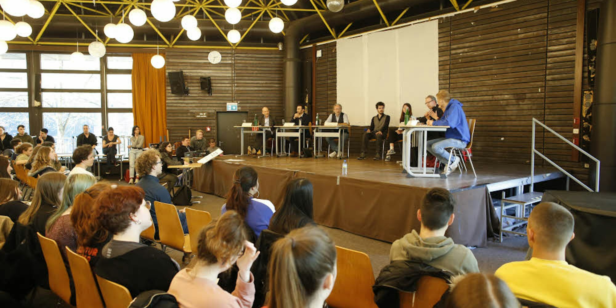 Intensive Debatte rund um Klimaschutz, Seenotretter, Menschenrechte: Hansa-Schüler haken bei Politikern kritisch nach.