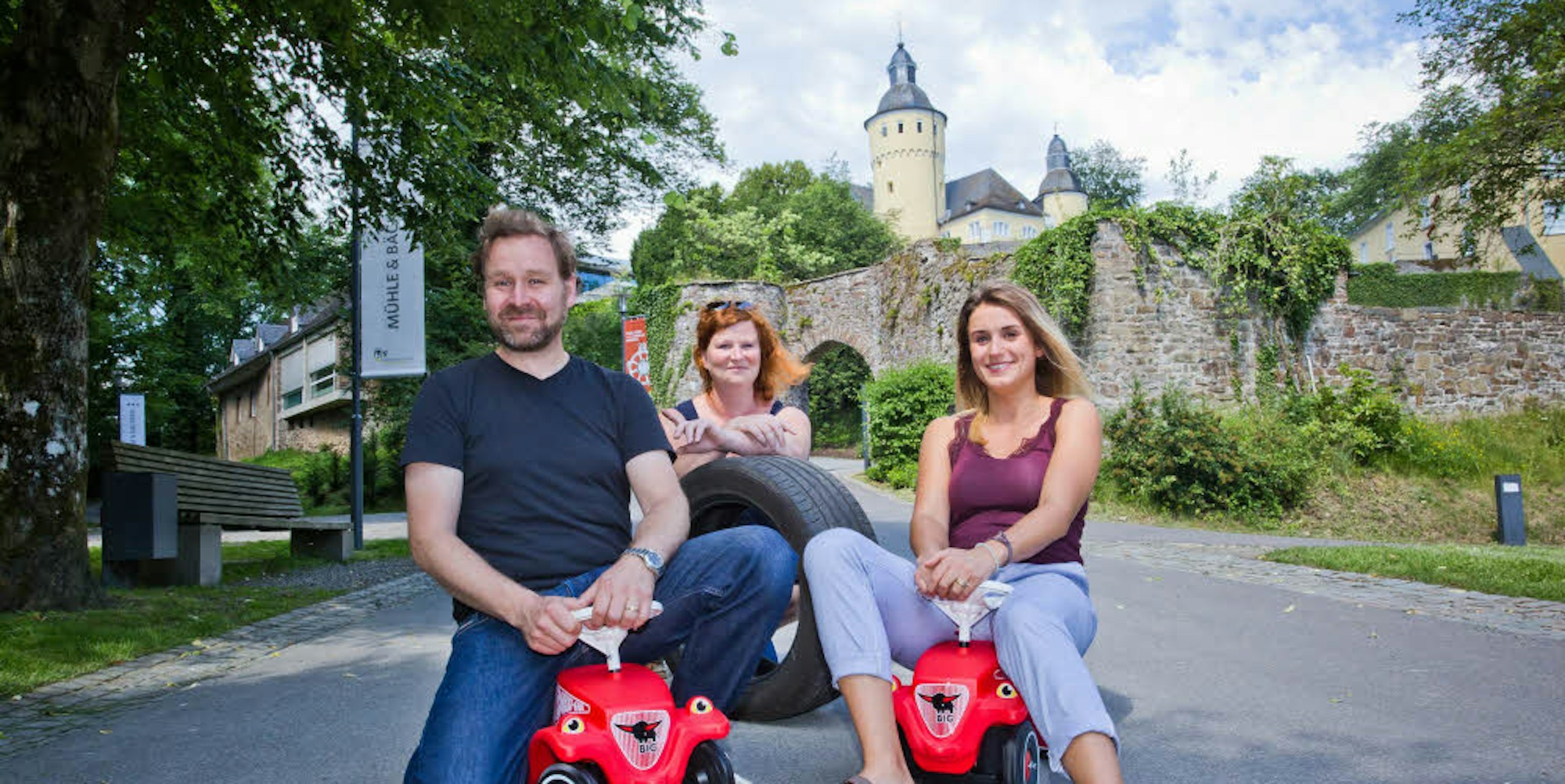 Testpiloten vor Nümbrechter Schlosskulisse: Robert Puppel (v.l.), Nicole Babel und Julia Fischer aus dem Verwaltungsteam drehen an Schloss Homburg schon mal eine Testrunde.