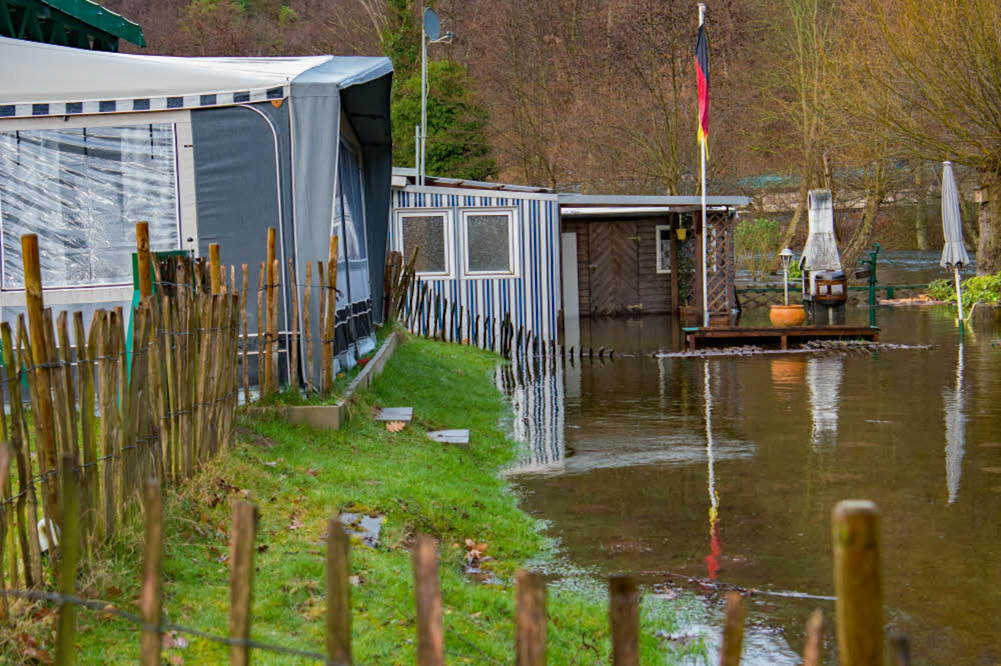 Auf dem Campingplatz „Felsenblick“ in Hausen waren Besitzer von Wohnwagen und Aufbauten in unmittelbarer Nähe des Ufers besonders betroffen.