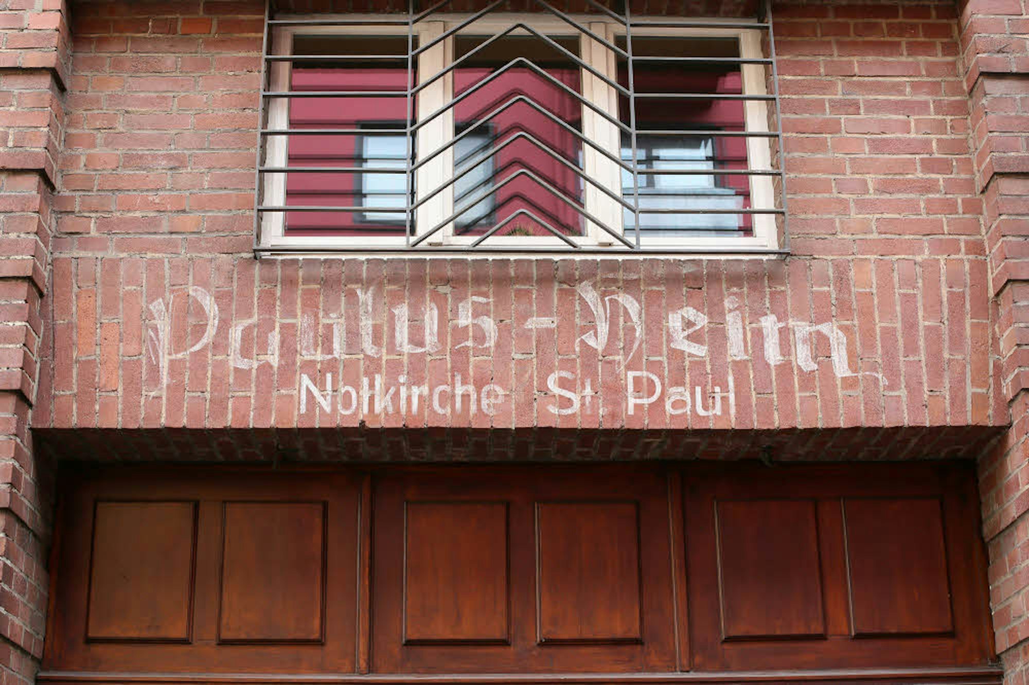 Von 1945 bis 1951 feierte die Pfarre St. Paul ihre Gottesdienste in der Loreleystraße 7.