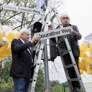 Bezirksbürgermeister Norbert Fuchs (l.) und Zirkus-Direktor Bernhard Paul wechseln die Straßenschilder.