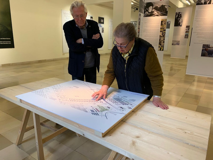 Barbara Gautier zeigt auf einem Plan, in welcher Baracke im KZ Auschwitz sie lebte