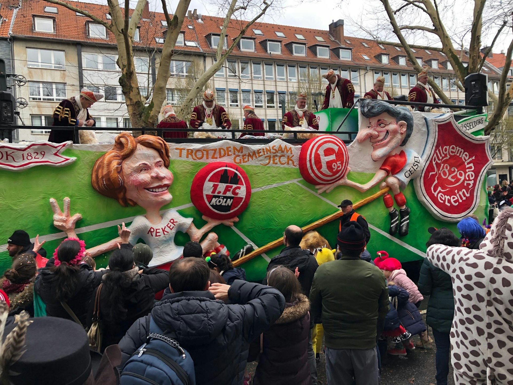 Oberbürgermeisterin Henriette Reker hat es in den Düsseldorfer Rosenmontagszug geschafft