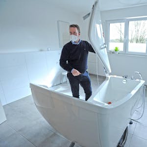 Christoph Meyer zu Berstenhorst zeigt die spezielle Badewanne im Entspannungsbad.