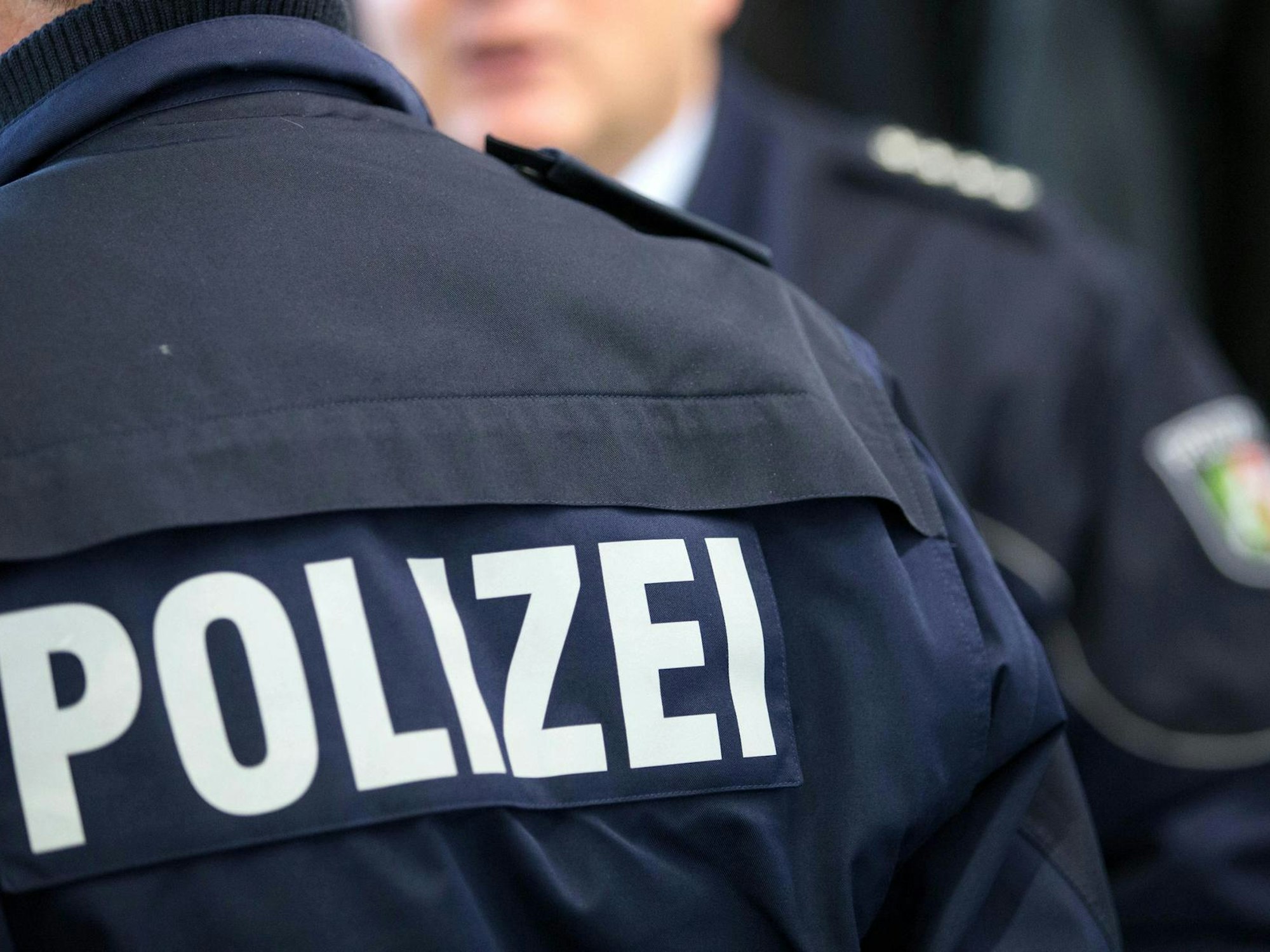 NRW/Köln: Zwei Polizisten in Uniform.