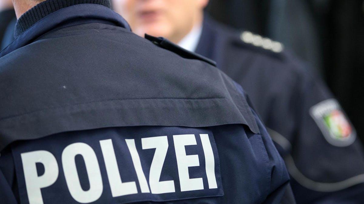 NRW/Köln: Zwei Polizisten in Uniform.&nbsp;