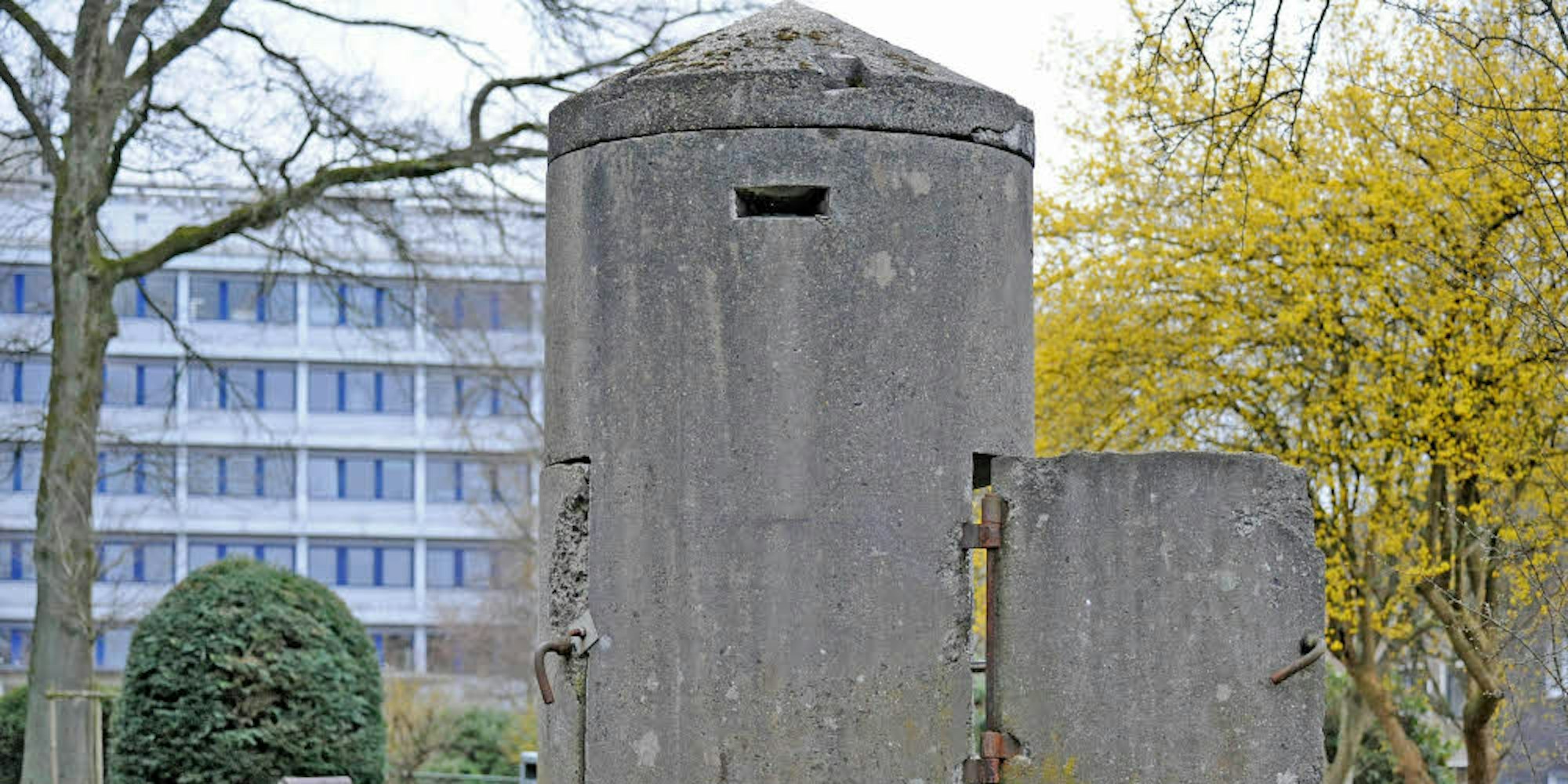 Der Burscheider Bunker auf dem Gelände Alter Friedhof bot im Krieg bei Bombeneinsätzen einer Person Schutz.
