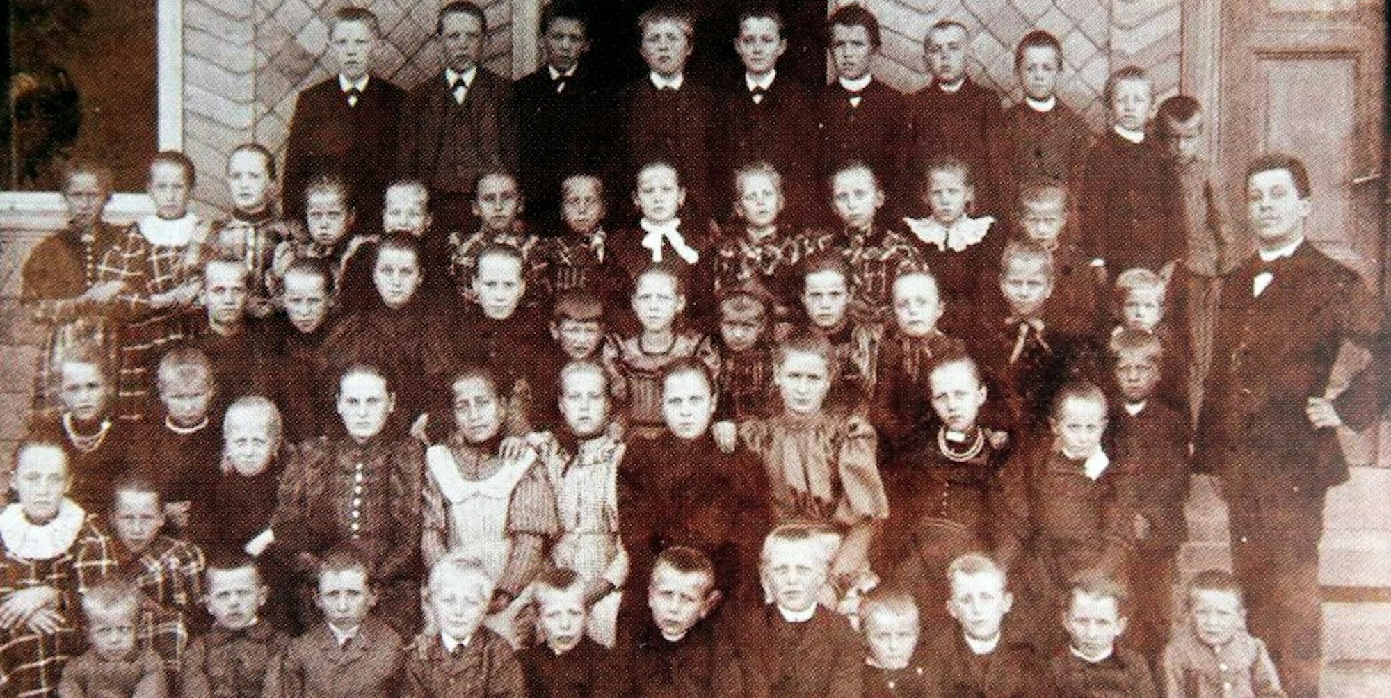 Ende des 19. Jahrhunderts: die Kinder der Volksschule Fußhollen. Ob rechts im Bild Lehrer B. posiert, bleibt unklar.
