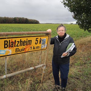 Um die Existenz des Vogelsanger Wäldchens (Hintergrund) fürchtet Jutta Schnütgen-Weber vom BUND Kerpen.