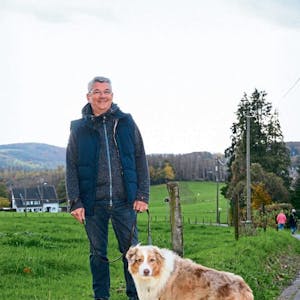 Der 54 Jahre alte Fast-Pensionär Lutz Urbach mit seinem Hund Sammy in der Nähe seines Hauses im Stadtteil Bärbroich.