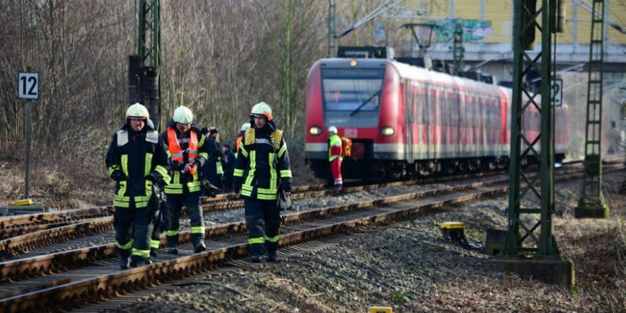 Unfallort: Der Junge wurde von der S 11 erfasst und tödlich verletzt. Feuerwehr und Polizisten eilten zum Bahngelände an der Schanzenstraße und bargen den Fünfjährigen.