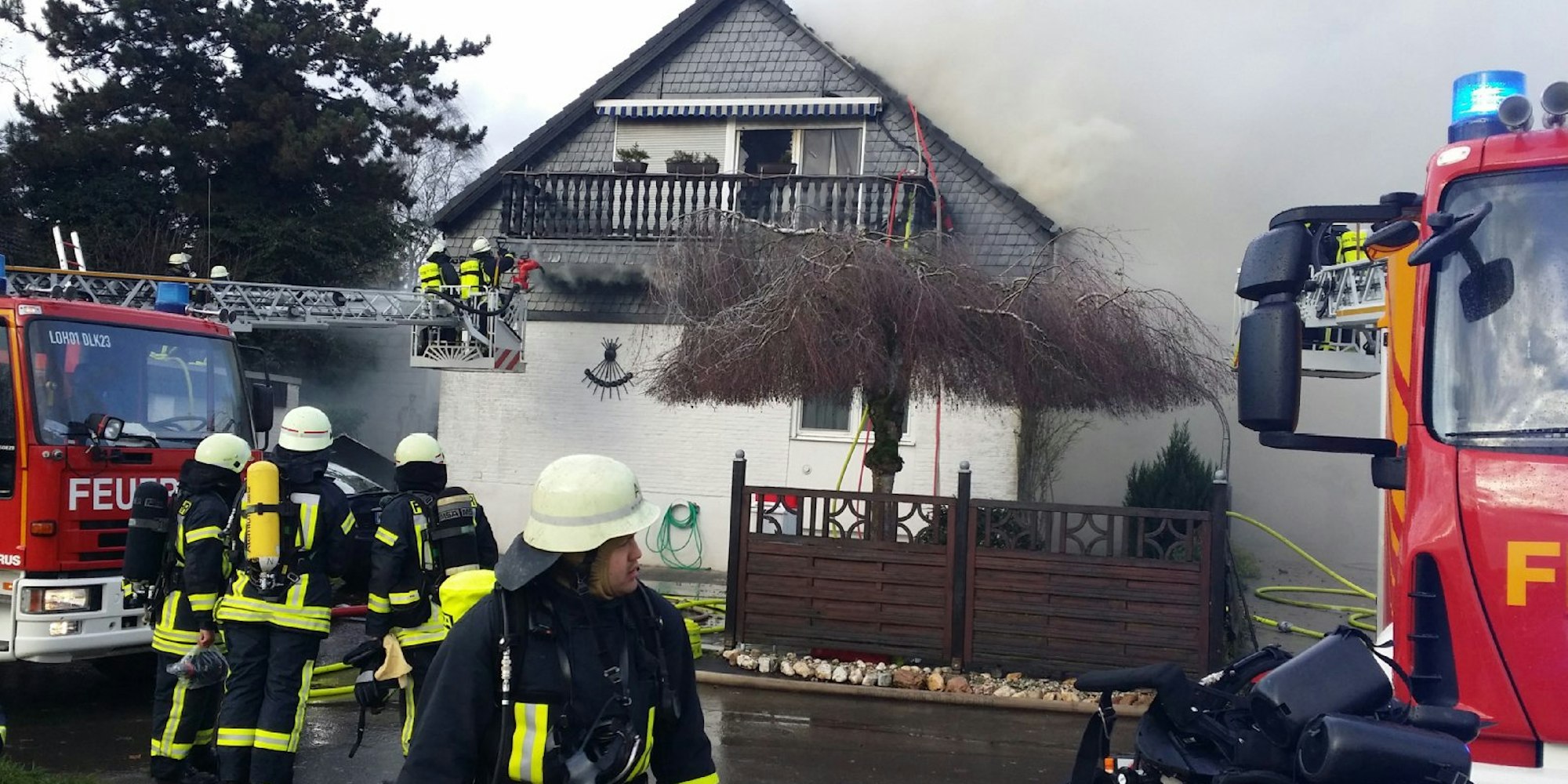 Die Rauchsäule aus dem brennenden Haus war kilometerweit zu sehen.