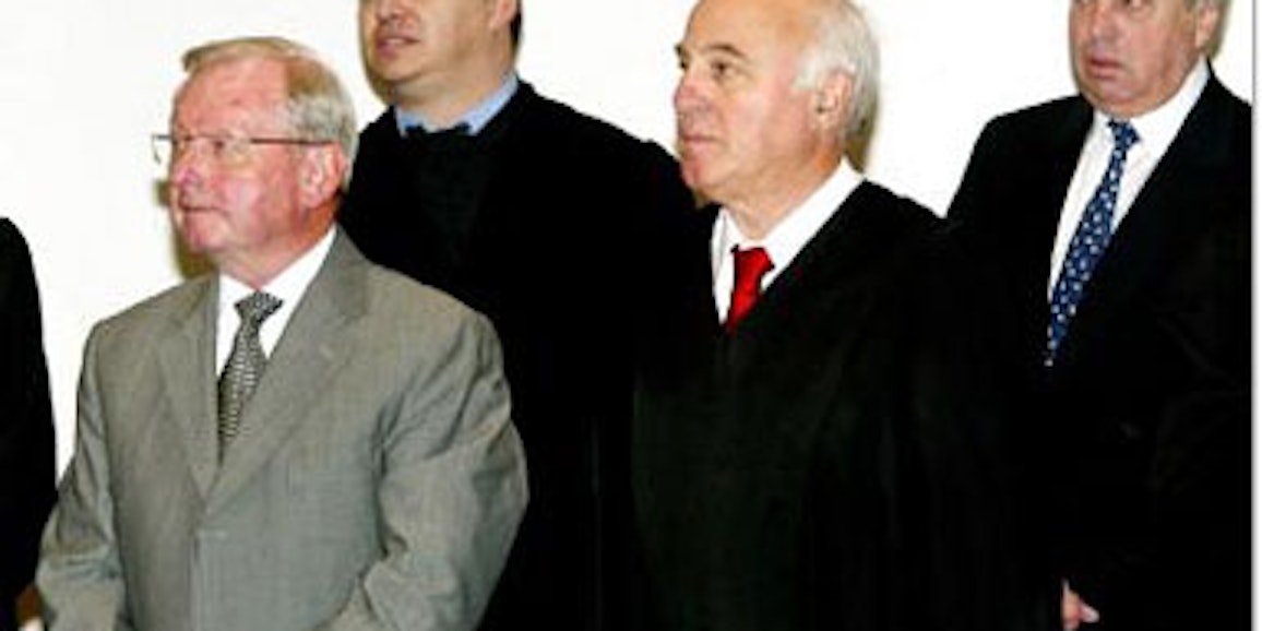 Die beiden früheren Thyssen-Manager Winfried Haastert (l) und Jürgen Maßmann (r) mit ihren Anwälten im Langericht Augsburg.