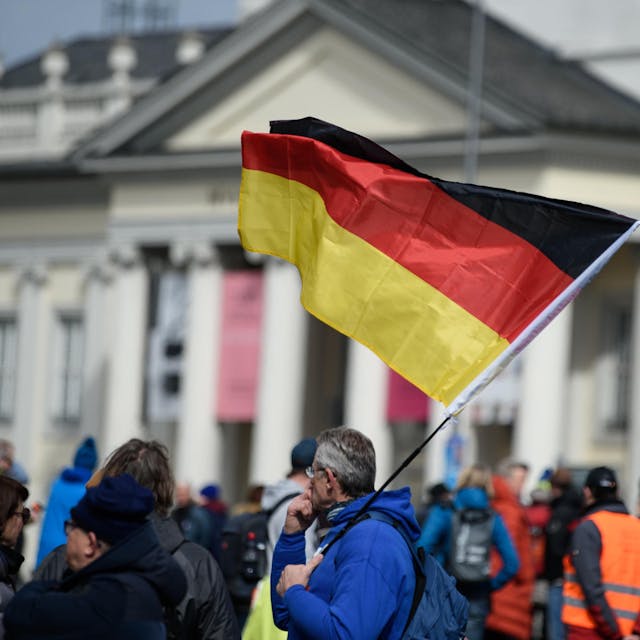 Protest Demo Deutschlandfahne dpa