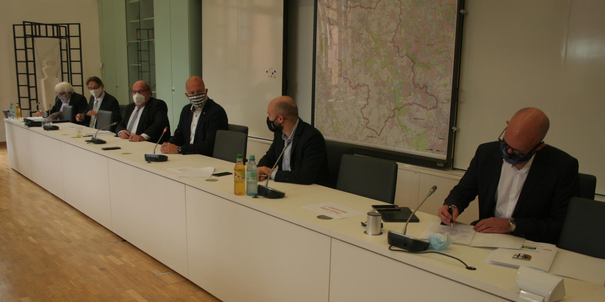 Im kleinen Sitzungssaal unterzeichneten die Vertreter von CDU, Grünen und FDP den Koalitionsvertrag.