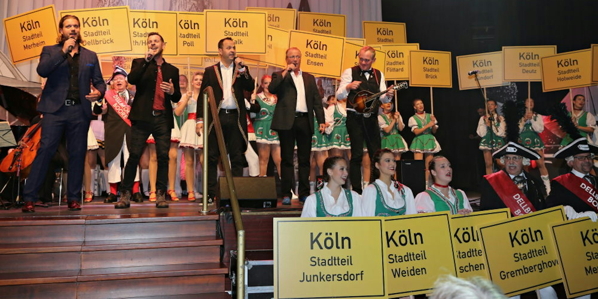 Zum Auftakt trugen Tanzgruppen Ortsschilder aller Kölner Veedel in den Saal.