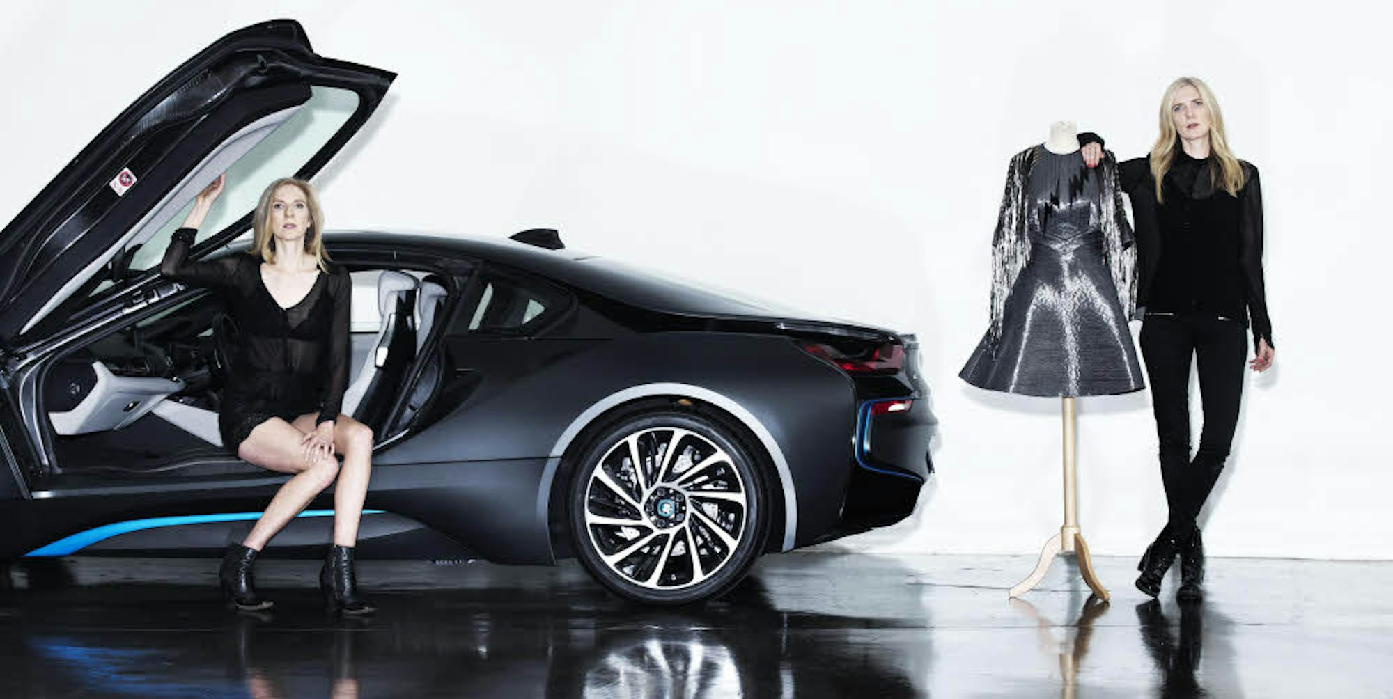 Gemeinsame PR-Aktion von BMW und Felder Felder. Für den bayerischen Autohersteller entwarfen die Zwillingsschwestern Annette und Daniela Felder ein Kleid aus Carbon, ein Material, das auch in den elektrisch betriebenen I-Baureihe zum Einsatz kommt.
