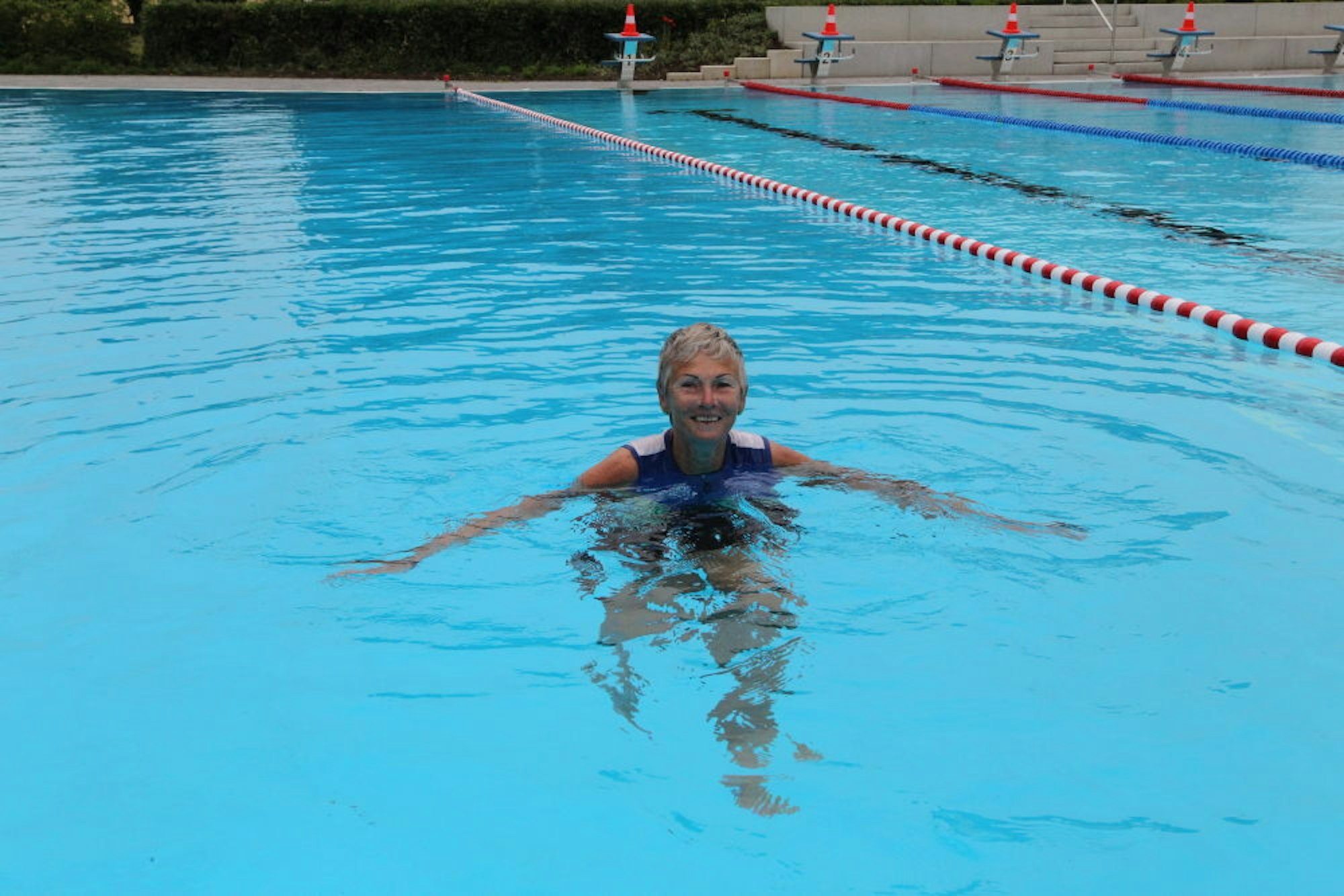 Im abgetrennten Sprungbecken machte Claudia Burkhardt Aquajogging: Schwimmen ist nach einem Kniebruch noch nicht möglich.