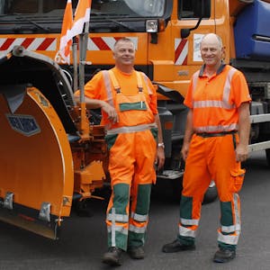 Seit 35 Jahren sind Uwe Davepon (links) und Claus Janke auf den Autobahnen rund um Weilerswist als Straßenwärter im Einsatz.