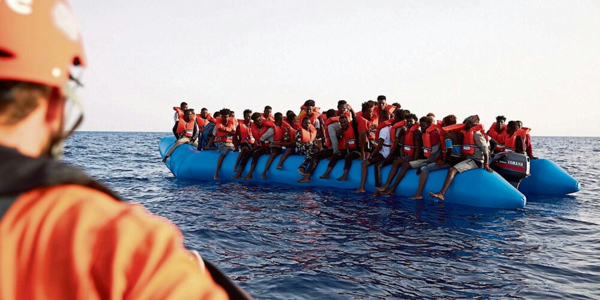 In Schlauchbooten sind viele Flüchtende unterwegs. Hilfsorganisationen versuchen, die Menschen vor dem Ertrinken zu retten.