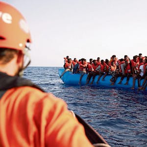 In Schlauchbooten sind viele Flüchtende unterwegs. Hilfsorganisationen versuchen, die Menschen vor dem Ertrinken zu retten.