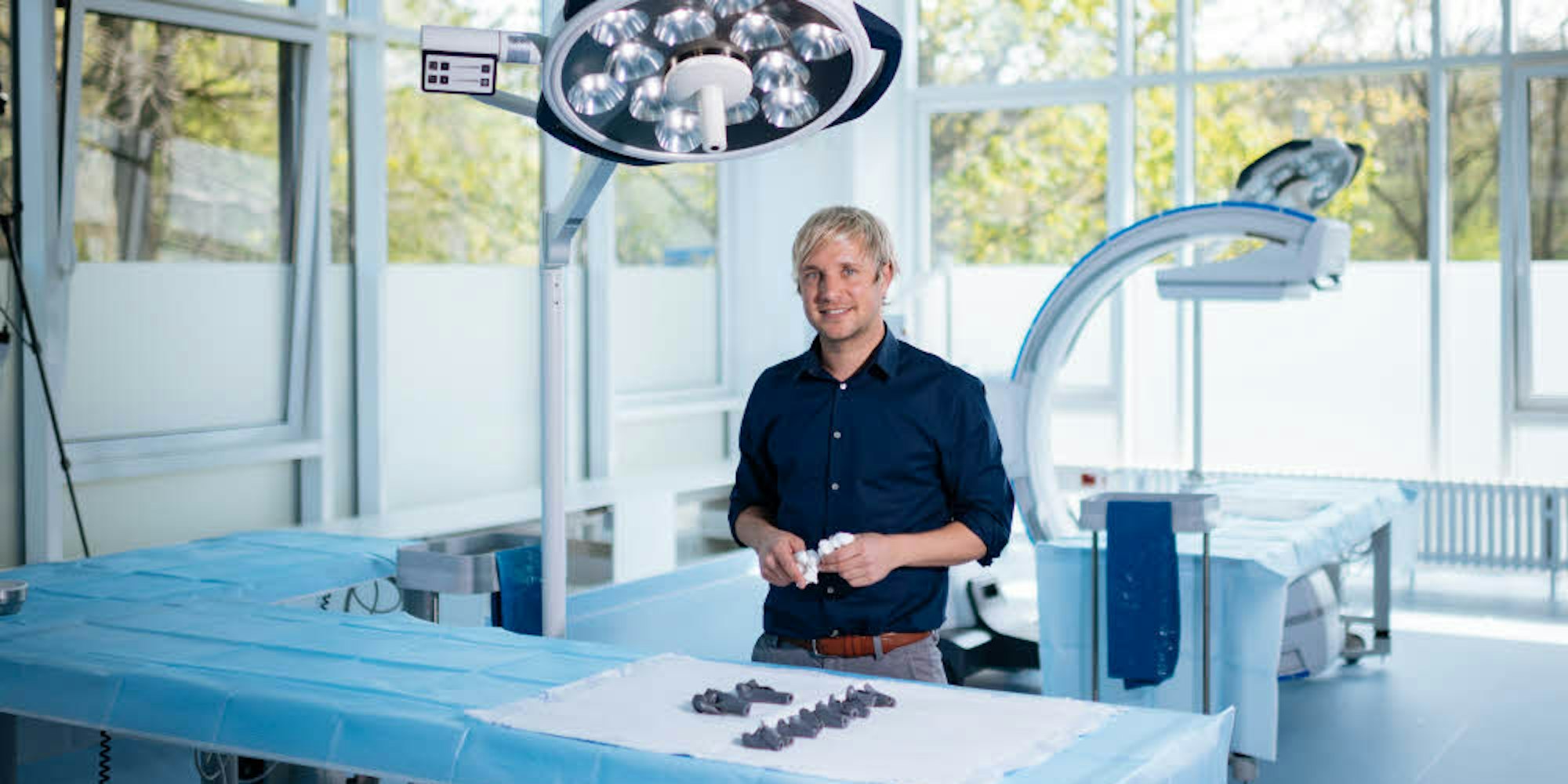 Gründer Marc Ebinger im komplett ausgestatteten OP-Saal: Hier üben Chirurgen an Amputaten und mit 3D-Modellen.