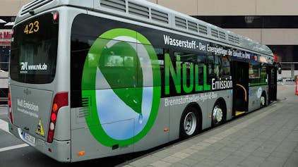 Mit Brennstoffzellen-Hybrid-Antrieb sollen die neuen RVK-Busse der Linie 423 (hier eine Fotomontage mit dem Vorläufermodell) von Bensberg bis zum Flughafen fahren.