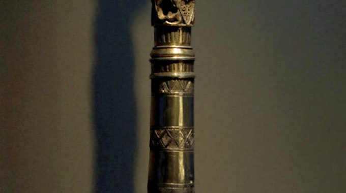 Der Stab ist das einzige aus der Antike erhaltene Beispiel eines römischen Konsular-Szepters.