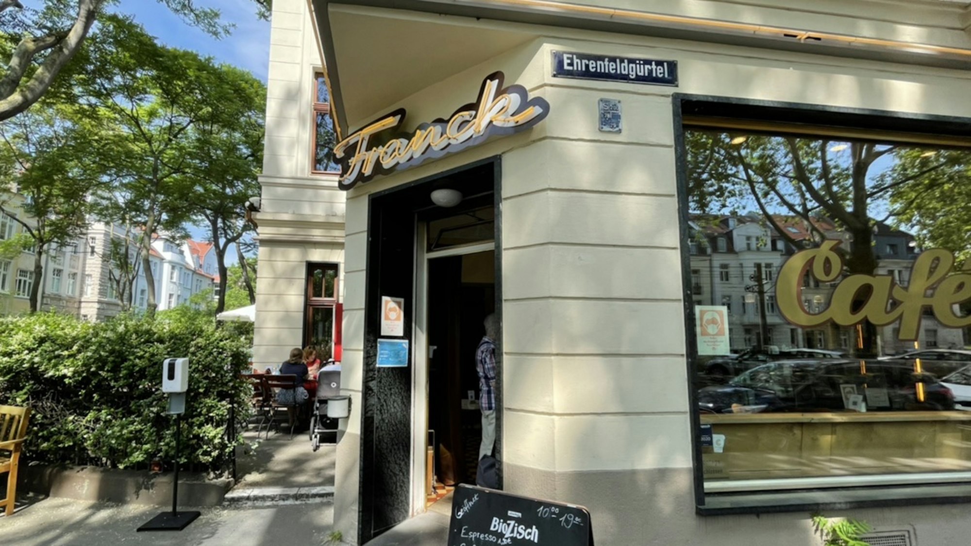 Der Eingang des Café Franck von außen fotografiert.