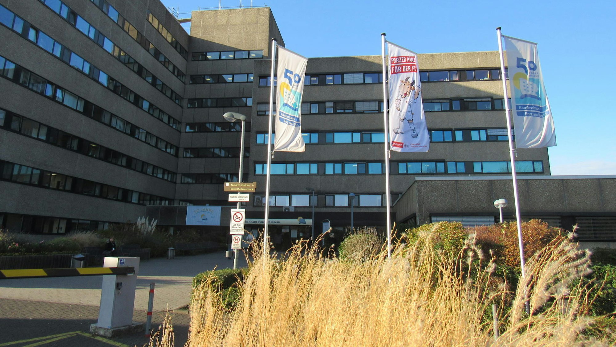 Das Gebäude des Krankenhauses mit Flaggen davor.